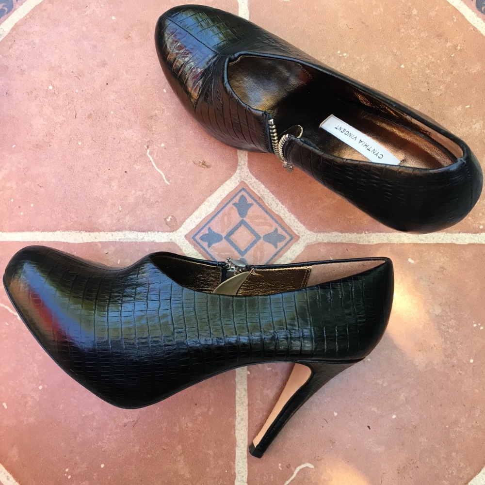 CYNTHIA VINCENT Like New Black Platform Booties